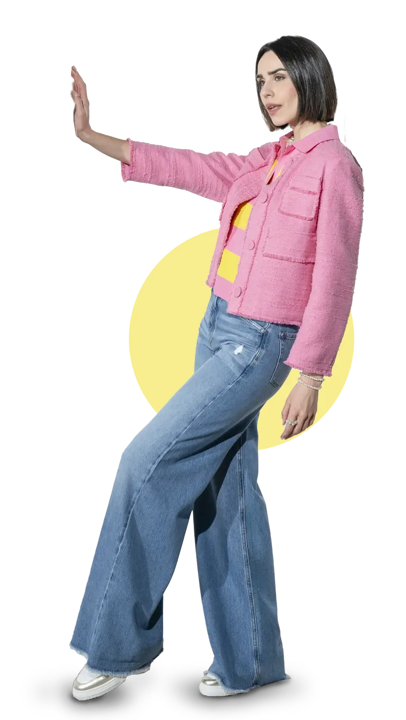 Outfit Colorato: Pullunder, Softtasche, Jeans, Slingback-Ballerina und Tweed-Jacke von Luisa Cerano, PNTS, Kennel & Schmenger. Weißer Hintergrund, Hochformat, gelber Kreis im Hintergrund