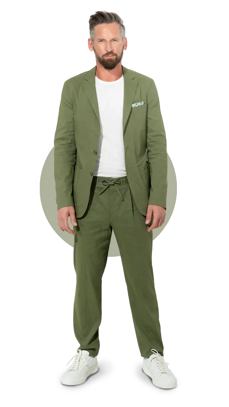Outfitname Verde Lino Elegance mit HANRY Slim Fit Anzugsakko, PERIN Relaxed Fit Hose, SIGNATURE Einstecktuch, Double Buckle Sneaker und Original Supima T-Shirt. Weißer Hintergrund mit grünem Punkt, Hochformat