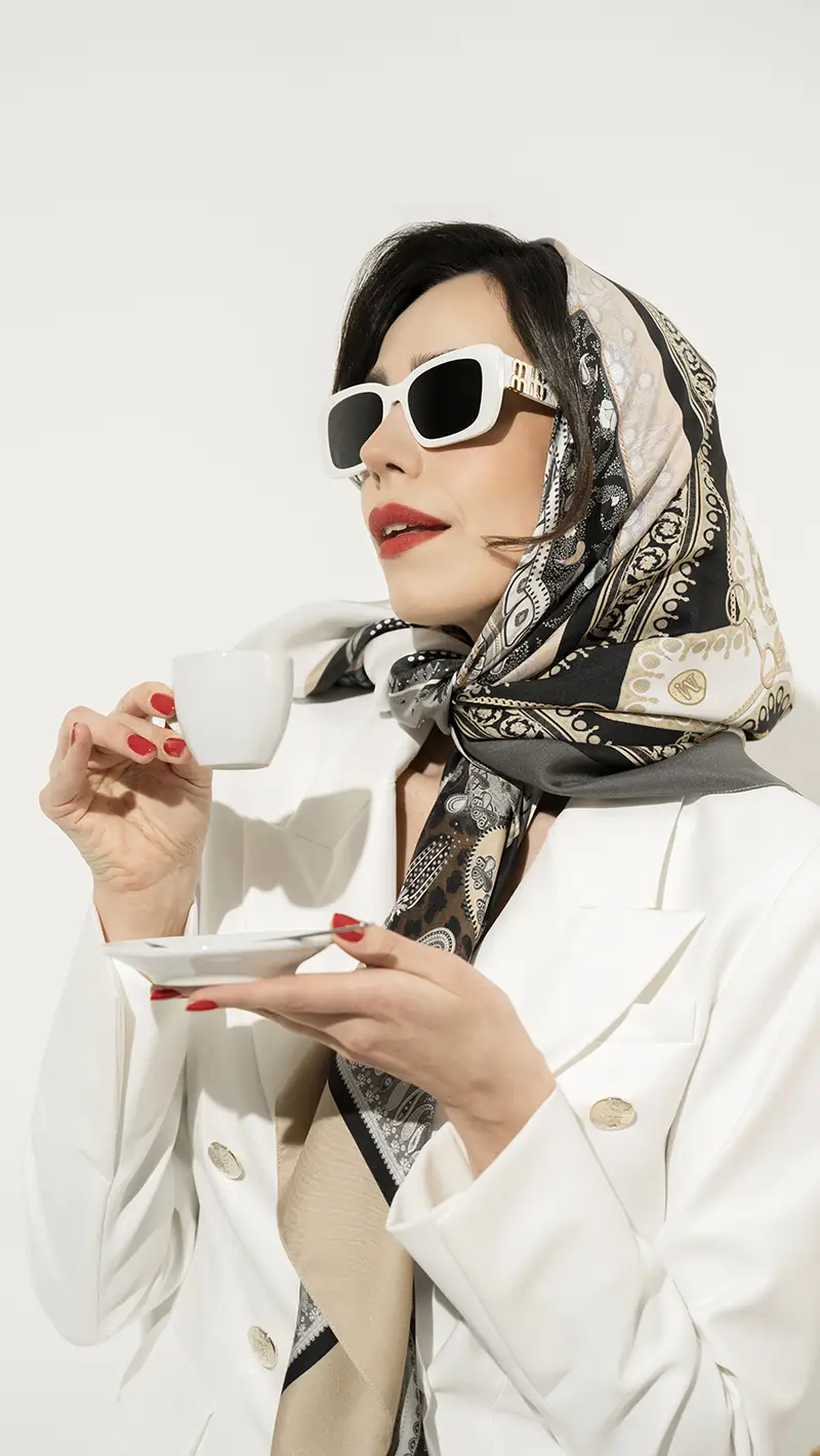 La Dolce Vita Outfit Model Espresso weißer Blazer Tuch Sonnebrille